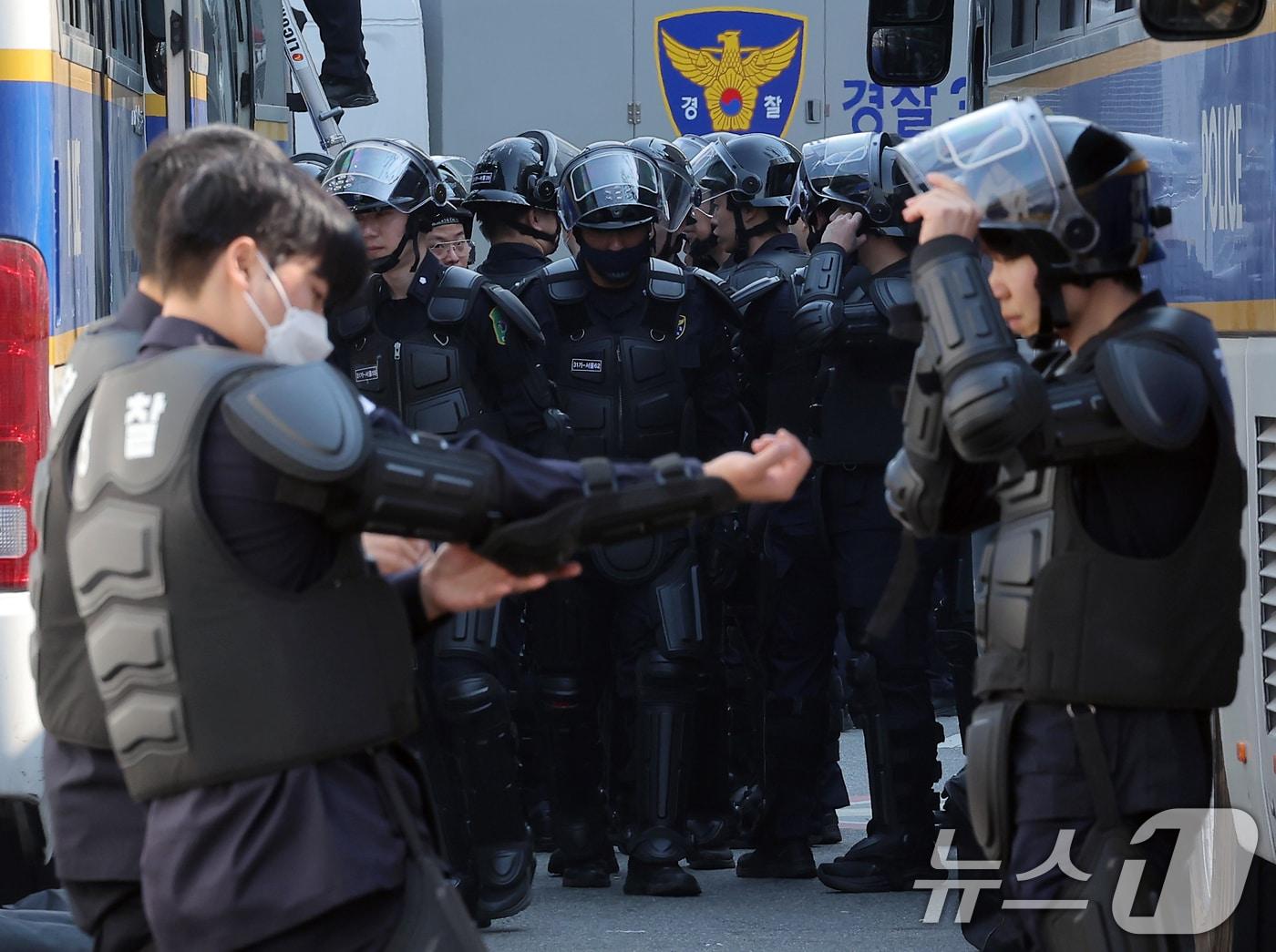 본문 이미지 - 윤석열 대통령 탄핵심판 선고를 하루 앞둔 3일 서울 종로구 재동 헌법재판소 인근에서 경찰이 전술장구류를 갖춰입고 있다. 2025.4.3/뉴스1 ⓒ News1 박정호 기자