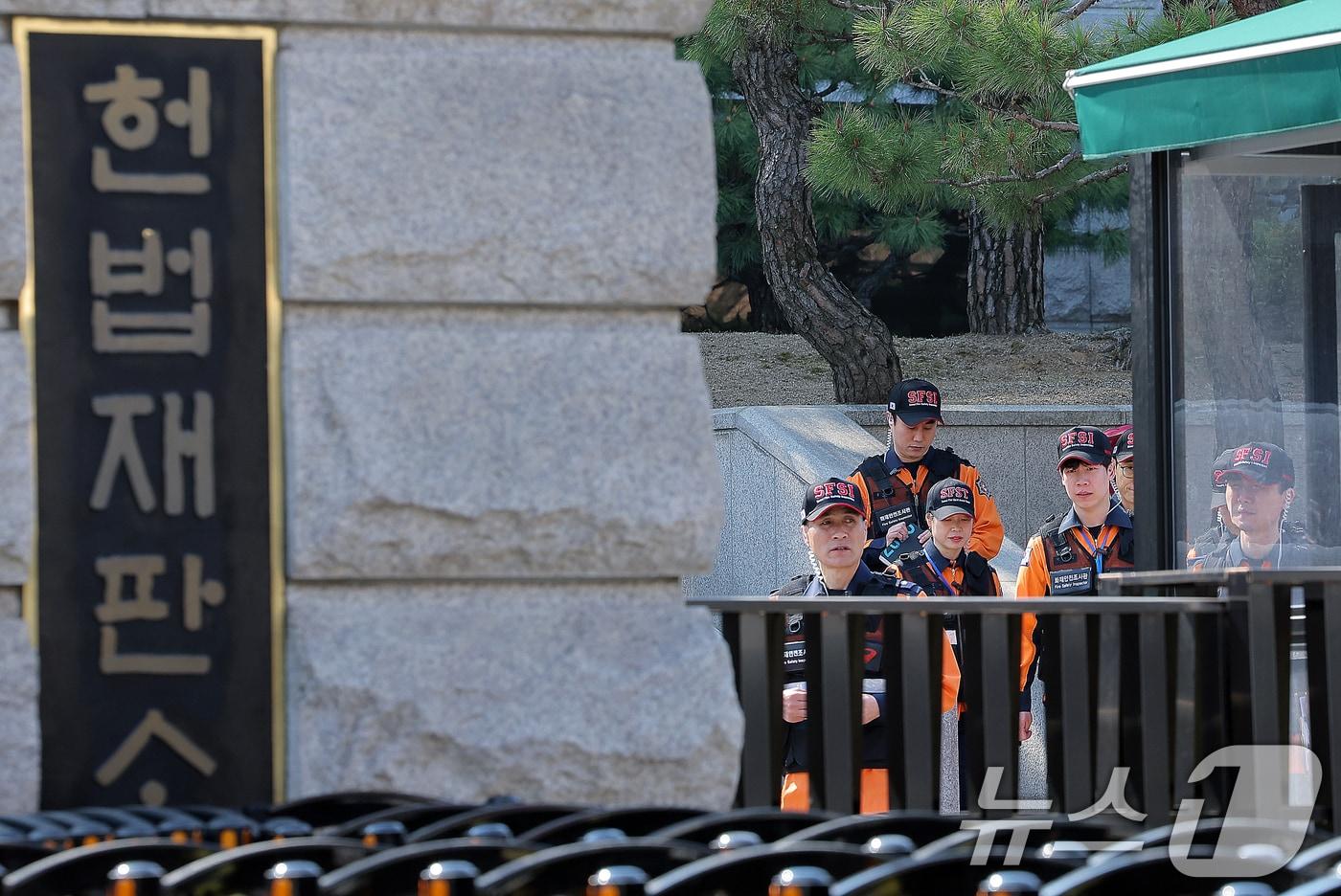본문 이미지 - 윤석열 대통령 탄핵심판 선고를 하루 앞둔 3일 서울 종로구 재동 헌법재판소/뉴스1 ⓒ News1 