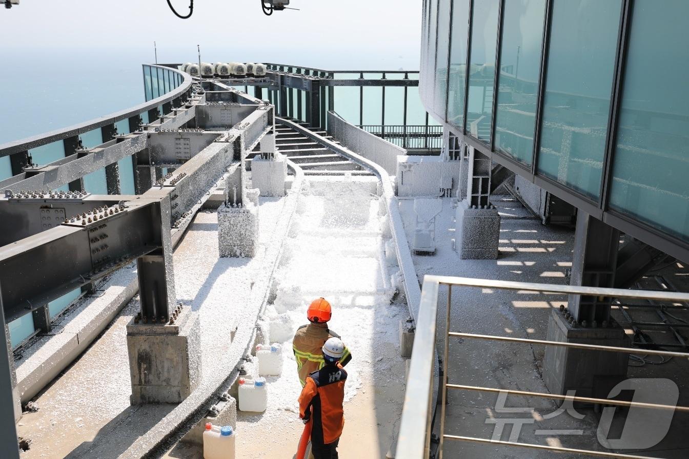 본문 이미지 - 3일 부산 해운대구 LCT 랜드마크 타워에서 부산 소방이 방수폼을 뿌리고 있다.(부산소방재난본부 제공. 재판매 및 DB 금지)