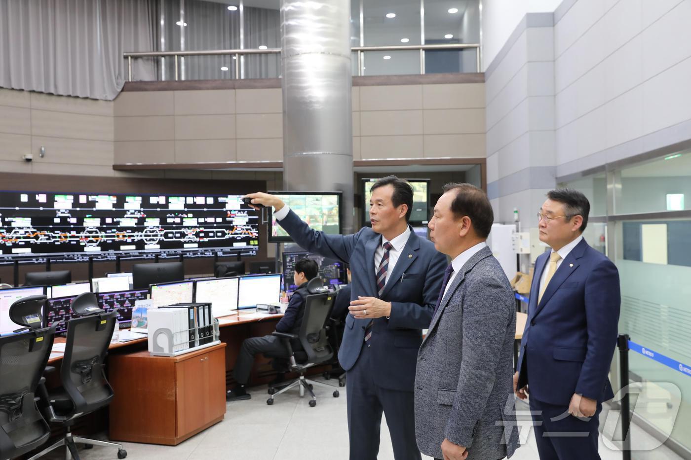 서울시의회 이병윤 교통위원회 위원장이 9호선 차량기지를 방문해 살펴보고 있다.(서울시메트로9호선 제공) 