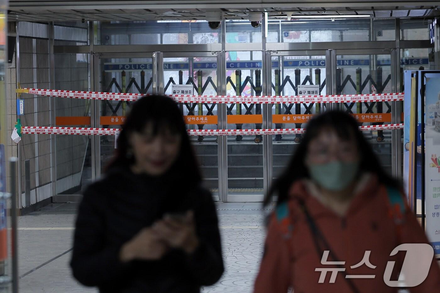 윤석열 대통령 탄핵심판 선고를 하루 앞둔 3일 서울 종로구 지하철 3호선 안국역 헌법재판소 방면 출구가 퍠쇄되어 있다. 2025.4.3/뉴스1 ⓒ News1 박정호 기자