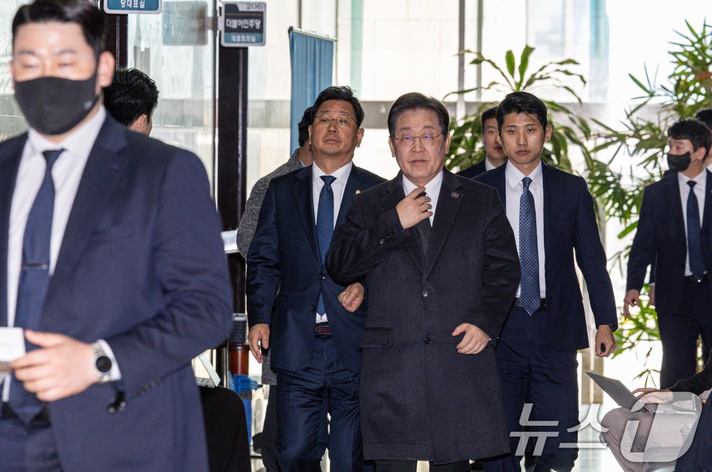 이재명 더불어민주당 대표가 3일 오후 서울 여의도 국회 당대표실에서 나와 차량으로 향하고 있다. 2025.4.3/뉴스1 ⓒ News1 이재명 기자