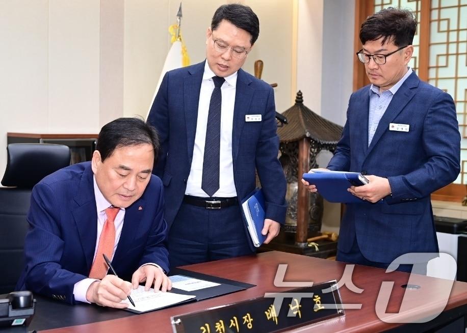 본문 이미지 - 배낙호 경북 김천시장이 취임 첫날인 3일 집무실에서 '지역경제 기살리기 프로젝트 추진' 문서에 대한 1호 결재를 하고 있다. 전날 열린 김천시장 재선거에서 58.1%의 득표율로 당선된 배 시장은 민생경제 활력 사안들을 시정 중심 과제로 채택해 소상공인들을 위한 지원책과 일자리정책 등을 우선으로 직접 챙기겠다는 의지를 표명했다. (김천시 제공. 재판매 및 DB금지) 2025.4.3/뉴스1 ⓒ News1 정우용 기자