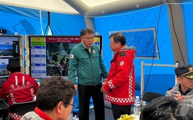 본문 이미지 - 지난달 24일 산청 산불 피해 현장을 찾은 장금용 창원시 제1부시장&#40;왼쪽&#41;이 박명균 경남도 행정부지사와 대화를 나누고 있다.&#40;창원시 제공. 재판매 및 DB금지&#41;