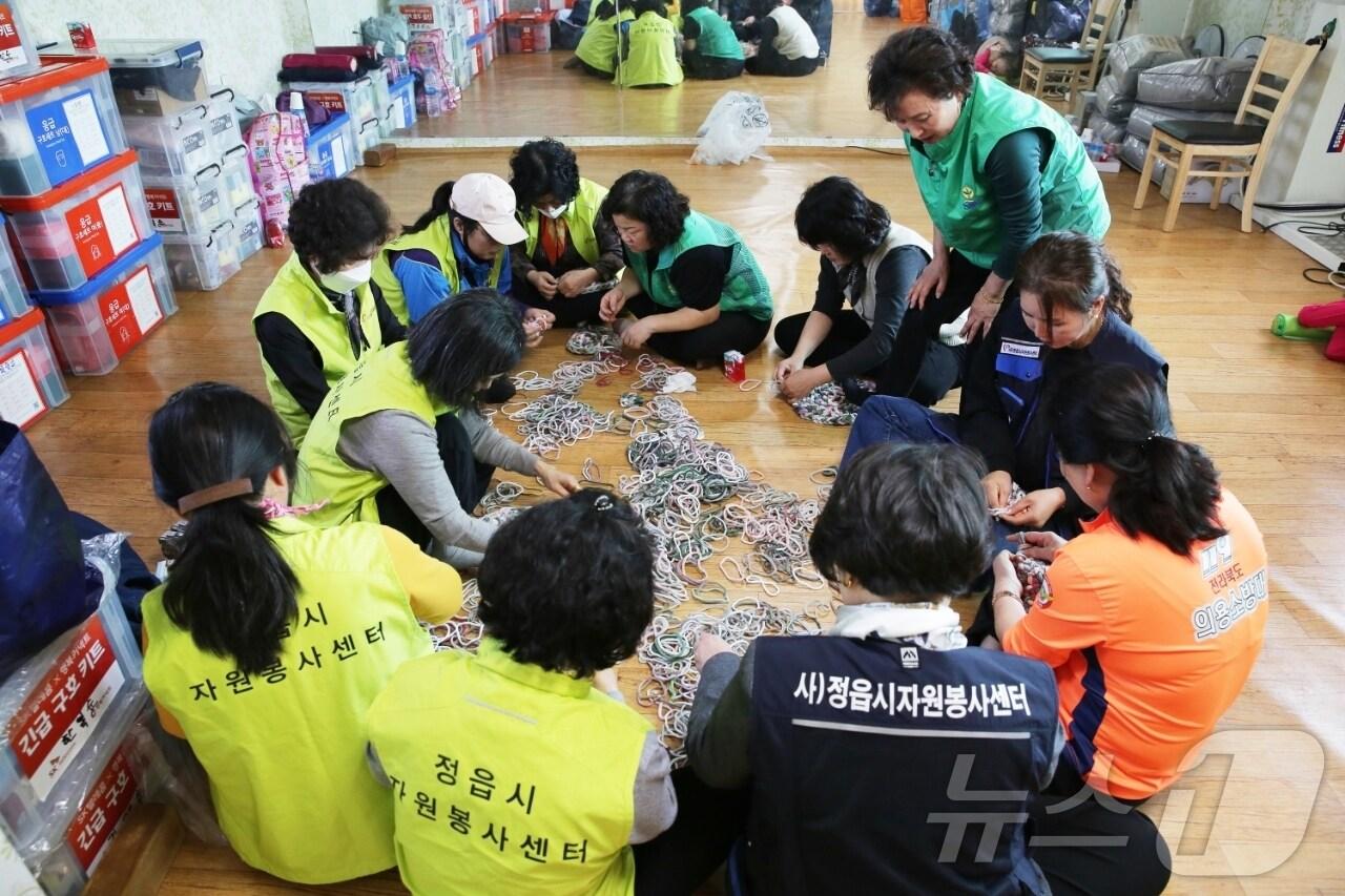 본문 이미지 -  정읍시자원봉사센터가 산불 피해로 어려움을 겪고 있는 소성면 금동마을 이재민들을 돕기 위한 다양한 맞춤형 자원봉사활동을 펼치고 있다.&#40;정읍시 제공. 재판매 및 DB금지&#41;