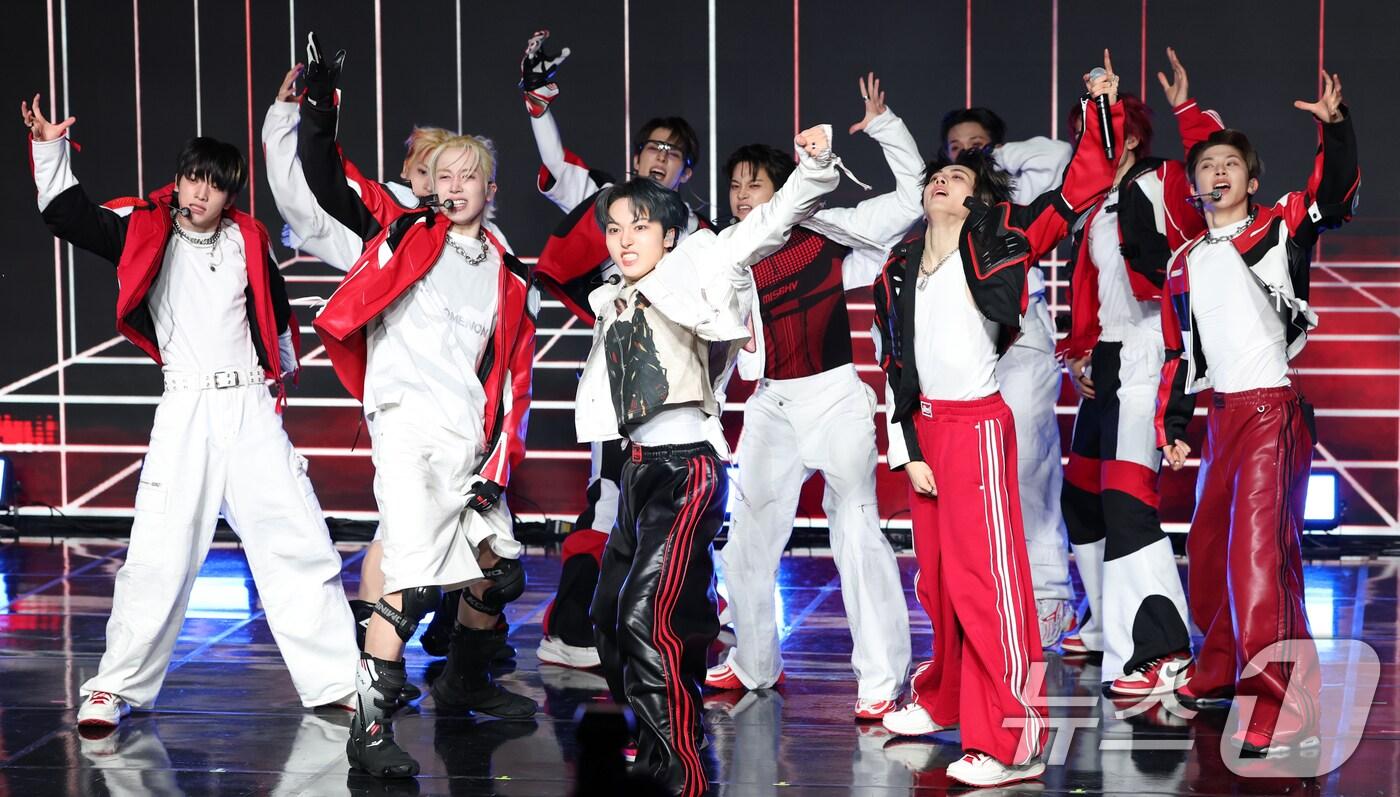 본문 이미지 - 그룹 싸이커스(xikers)가 3일 서울 강남구 일지아트홀에서 가진 다섯 번째 미니 앨범 '하우스 오브 트리키 : 스퍼(HOUSE OF TRICKY : SPUR)' 발매 쇼케이스에서 타이틀 곡을 선보이고 있다. 2025.4.3/뉴스1 ⓒ News1 권현진 기자