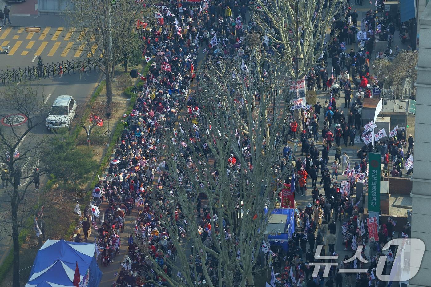윤석열 대통령 탄핵심판 선고를 하루 앞둔 3일 서울 종로구 헌법재판소 인근 수운회관 앞에서 보수단체 회원들이 탄핵 반대 집회를 하고 있다. 2025.4.3/뉴스1 ⓒ News1 박정호 기자