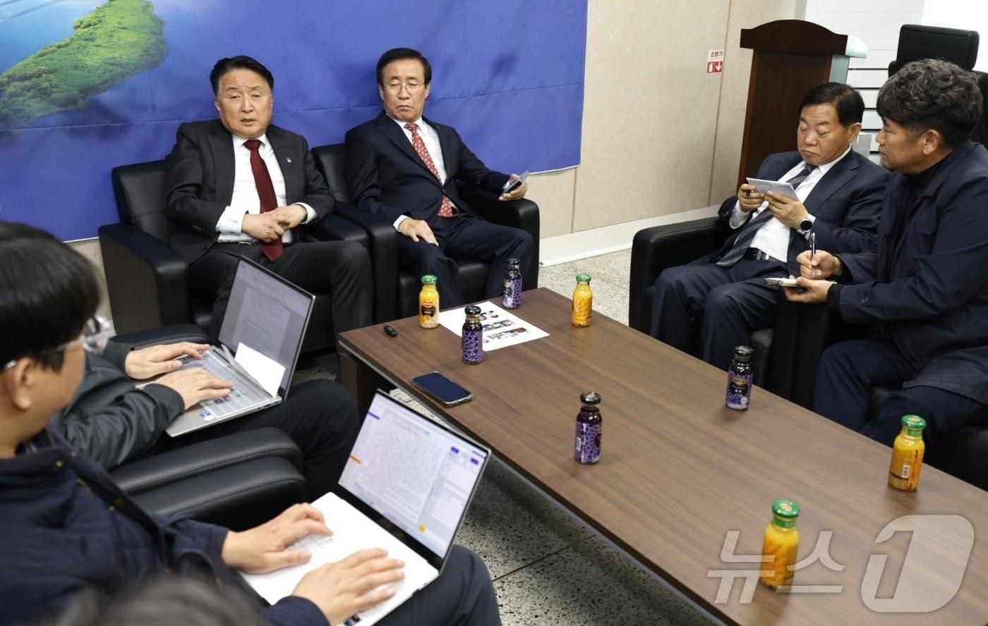  김영환 충북지사가 기자들과 만나 도정 운영 방안 등을 설명했다./뉴스1