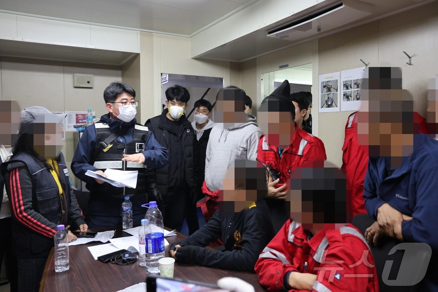 지난 2일 강원 강릉 옥계항에 입항해 정박 중인 선박에서 2톤 가량의 코카인 마약류가 발견된 가운데, 동해지방해양경찰청과 서울본부세관이 합동수사본부를 꾸리고 본격적인 수사에 나서기로 했다.(동해지방해양경찰청 제공, 재판매 및 DB 금지) 2025.4.3/뉴스1