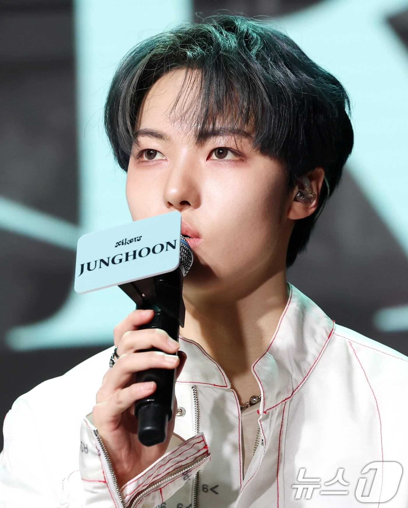 본문 이미지 - 그룹 싸이커스(xikers) 정훈이 3일 서울 강남구 일지아트홀에서 가진 다섯 번째 미니 앨범 '하우스 오브 트리키 : 스퍼(HOUSE OF TRICKY : SPUR)' 발매 쇼케이스에서 취재진 질문에 답하고 있다. 2025.4.3/뉴스1 ⓒ News1 권현진 기자