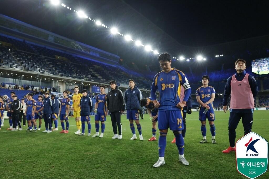 본문 이미지 - 디펜딩 챔피언 울산이 시즌 초반 어려움을 겪고 있다. 다가오는 서울전은 위기를 탈출할 수 있는 기회이면서 동시에 위기다. (한국프로축구연맹 제공)