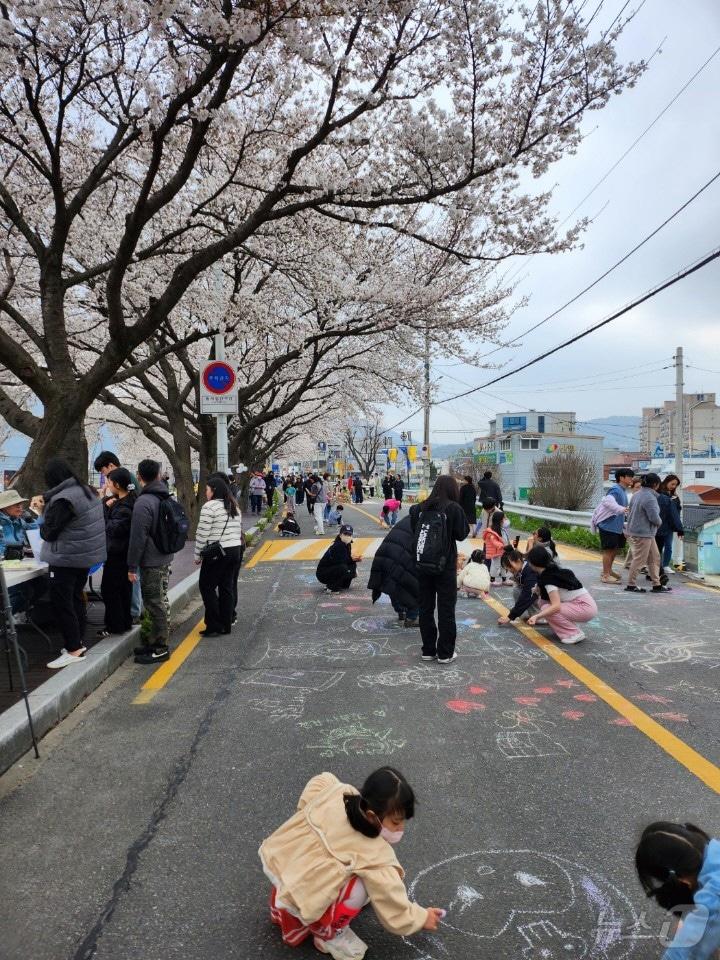 본문 이미지 - 밀양강 문화예술 거리전이 오는 5일 개막한다. 사진은 지난해 거리전 모습.(밀양시 제공. 재판매 및 DB금지)