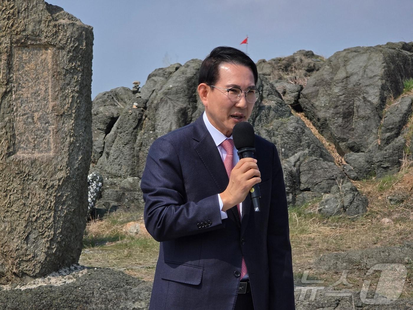 본문 이미지 - 이완섭 서산시장이 3일 검은색 바위 ‘검은여’ 앞에서 인사말을 하고 있다. (서산시 제공. 재판매 및 DB금지) /뉴스1