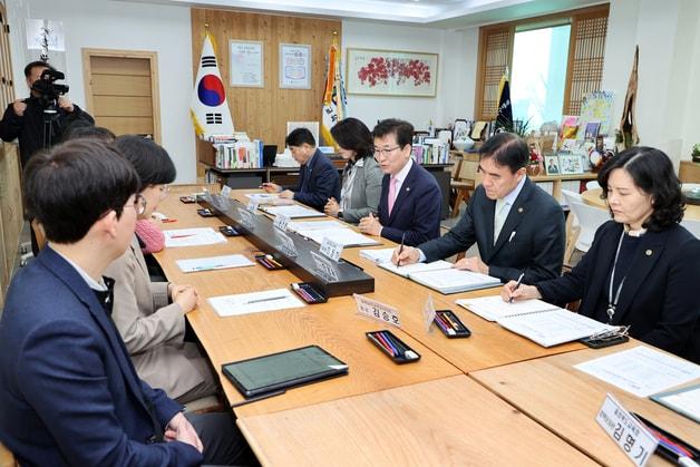 본문 이미지 - 교원단체·노조 간담회.&#40;충북교육청 제공. 재판매 및 DB금지&#41;/뉴스1
