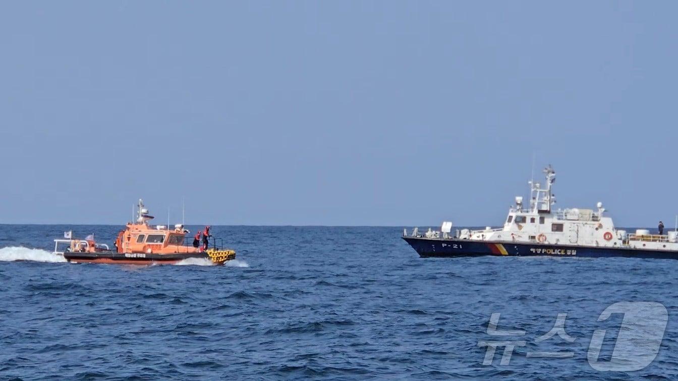 본문 이미지 - 속초해양경찰서는 3일 오후 강원 속초항 인근 해상에서 민·관·군 합동 올해 1분기 항만방호 및 수난대비훈련을 실시했다.(속초해경 제공, 재판매 및 DB 금지) 2025.4.3/뉴스1