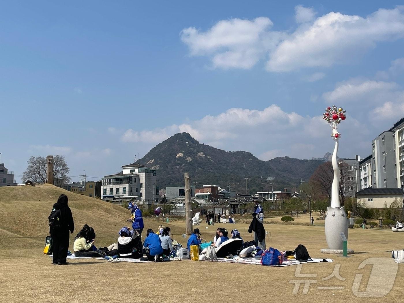 본문 이미지 - 3일 서울시 종로구 송현공원 일대에서 윤석열 대통령의 탄핵을 촉구하는 집회자들이 돗자리를 깔고 철야 농성을 준비하고 있다. 202.04.03/ⓒ 뉴스1 임여익 기자