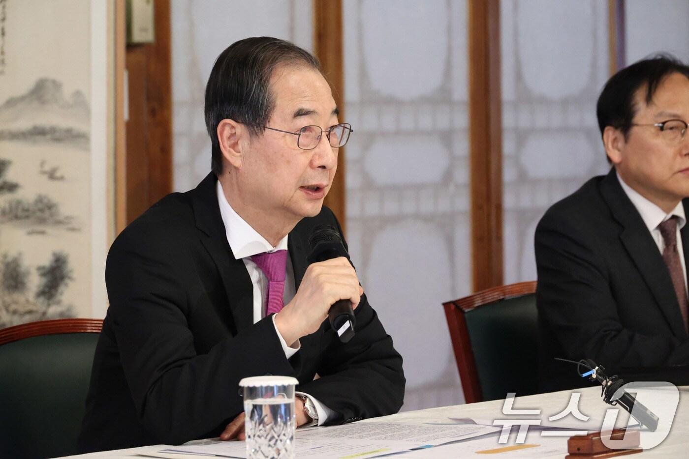 한덕수 대통령 권한대행 국무총리가 3일 서울 종로구 삼청동 총리공관에서 열린 경제안보전략 TF 회의에서 발언을 하고 있다. &#40;총리실 제공, 재판매 및 DB 금지&#41; 2025.4.3/뉴스1 ⓒ News1 임세영 기자