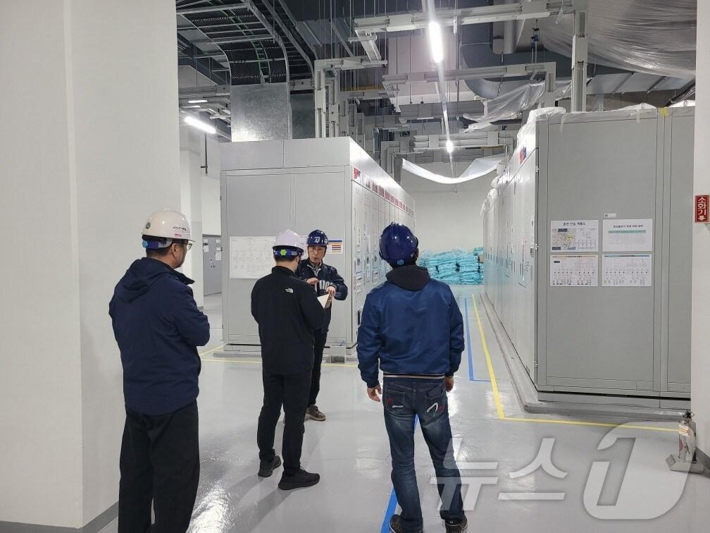 본문 이미지 - 창원시설관리공단이 2일 창원 NC파크에서 안전점검을 벌이고 있다.(창원시설관리공단 제공. 재판매 및 DB금지)