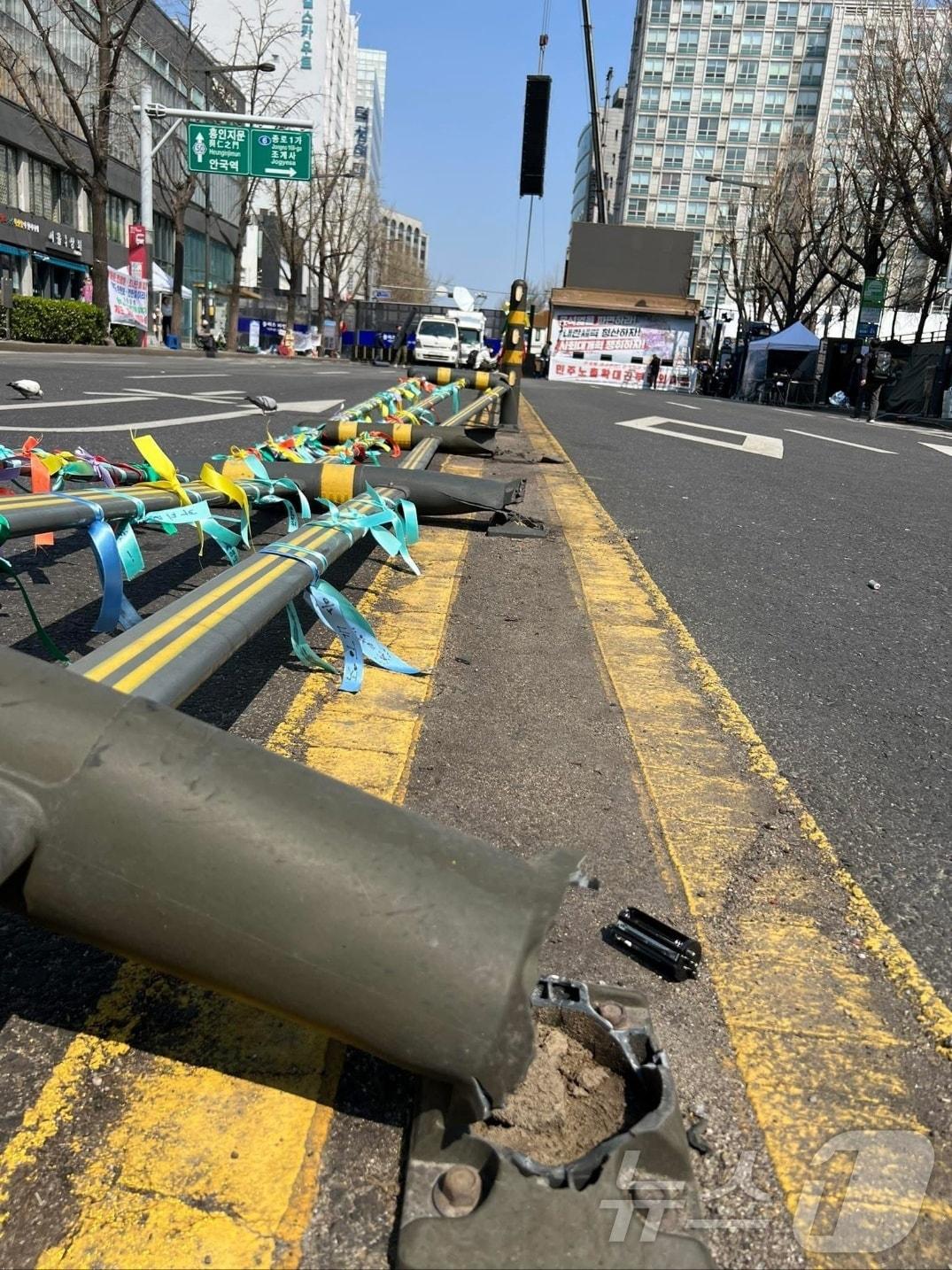 본문 이미지 - 3일 서울시 종로구 안국빌딩 앞 도로 중앙분리대가 쓰러져 있다. 2025.04.03/(출처 : 임태훈 군인권센터 소장 X)