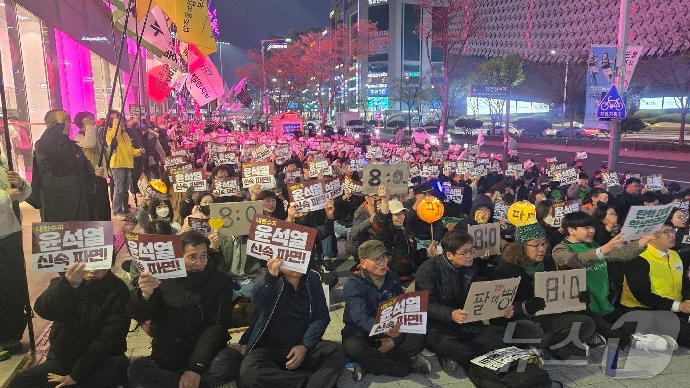 헌법재판소의 탄핵 심판 선고를 하루 앞둔 3일 오후 7시 대전 서구 은하수네거리에서 윤석열정권퇴진대전운동본부 주최로 '제48차 시민대회'가 열려 시민들이 대통령의 파면을 촉구하고 있다. 2025.4.3 /뉴스1 ⓒ News1 허진실 기자