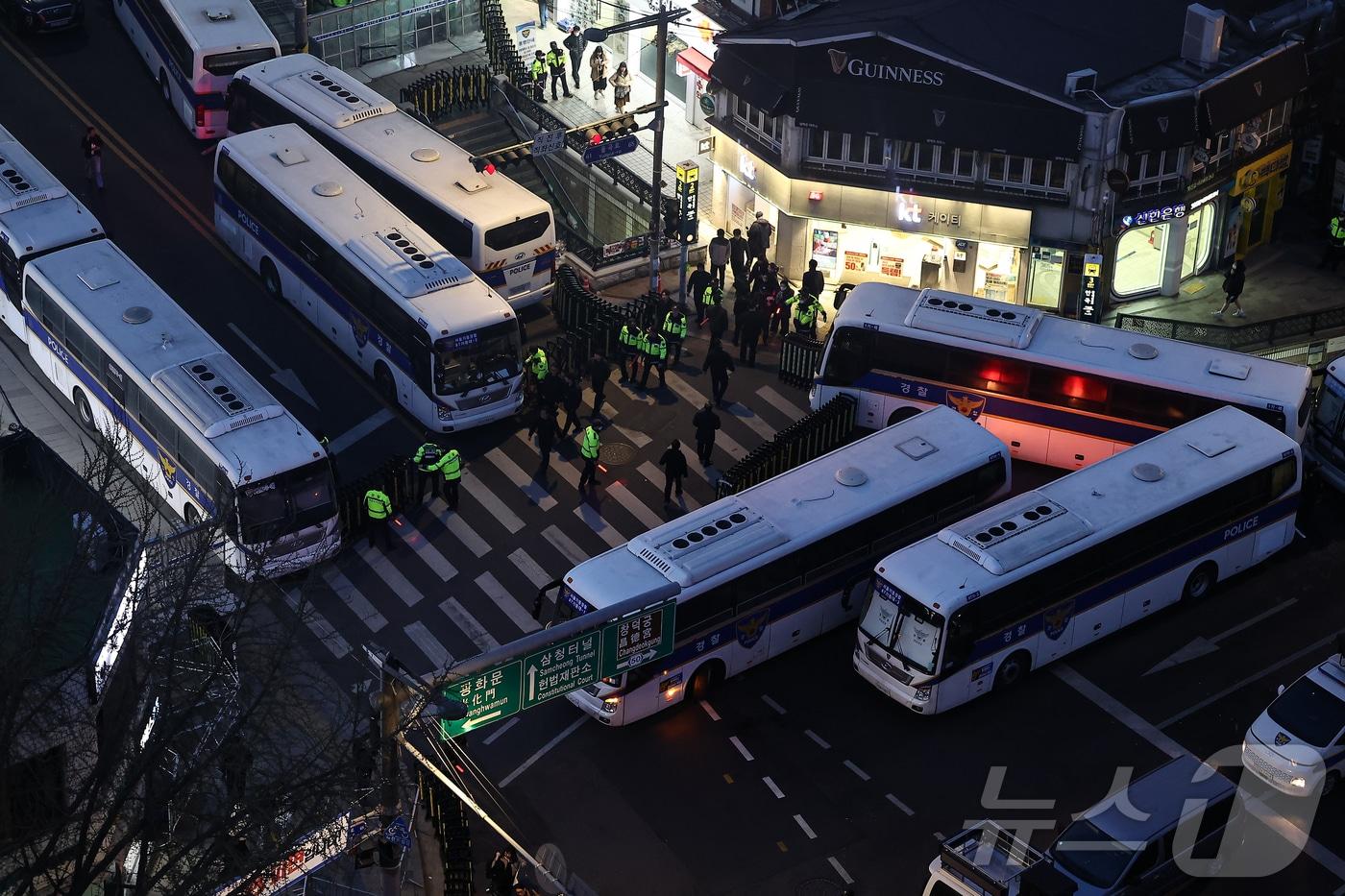 윤석열 대통령 탄핵 심판 선고를 하루 앞둔 3일 서울 종로구 헌법재판소 인근이 경찰 차벽으로 둘러져 있다. 2025.4.3/뉴스1 ⓒ News1 김도우 기자