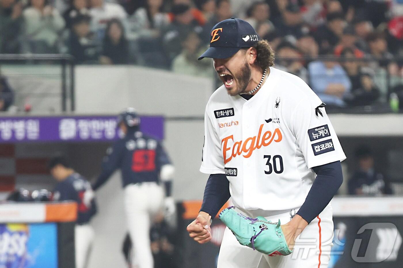 3일 대전 한화생명볼파크에서 열린 &#39;2025 신한 SOL 뱅크 KBO리그&#39; 한화 이글스와 롯데자이언츠 경기에서 7회초 한화 폰세가위기를 넘기며 포효하고 있다. 2025.4.3/뉴스1 ⓒ News1 김기남 기자