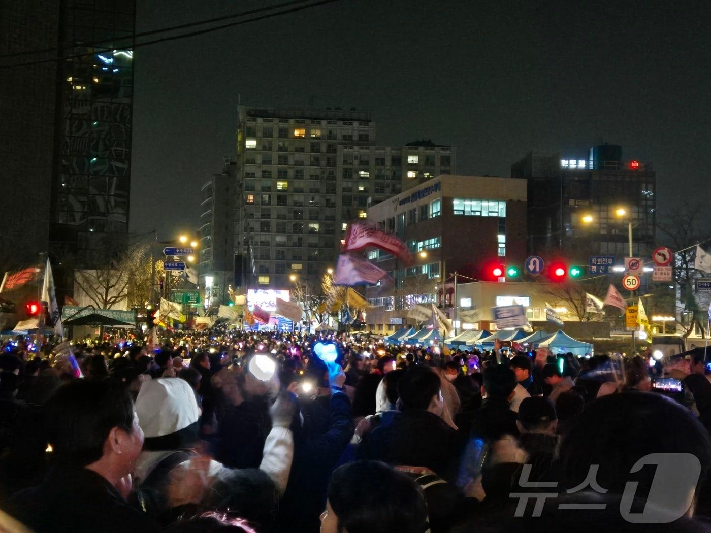 본문 이미지 - 윤석열 대통령 탄핵 심판 선고를 하루 앞둔 3일 헌법재판소 인근에서 비상행동의 집회가 이어지고 있다. 2025.4.3/뉴스1 ⓒ News1 남해인 기자