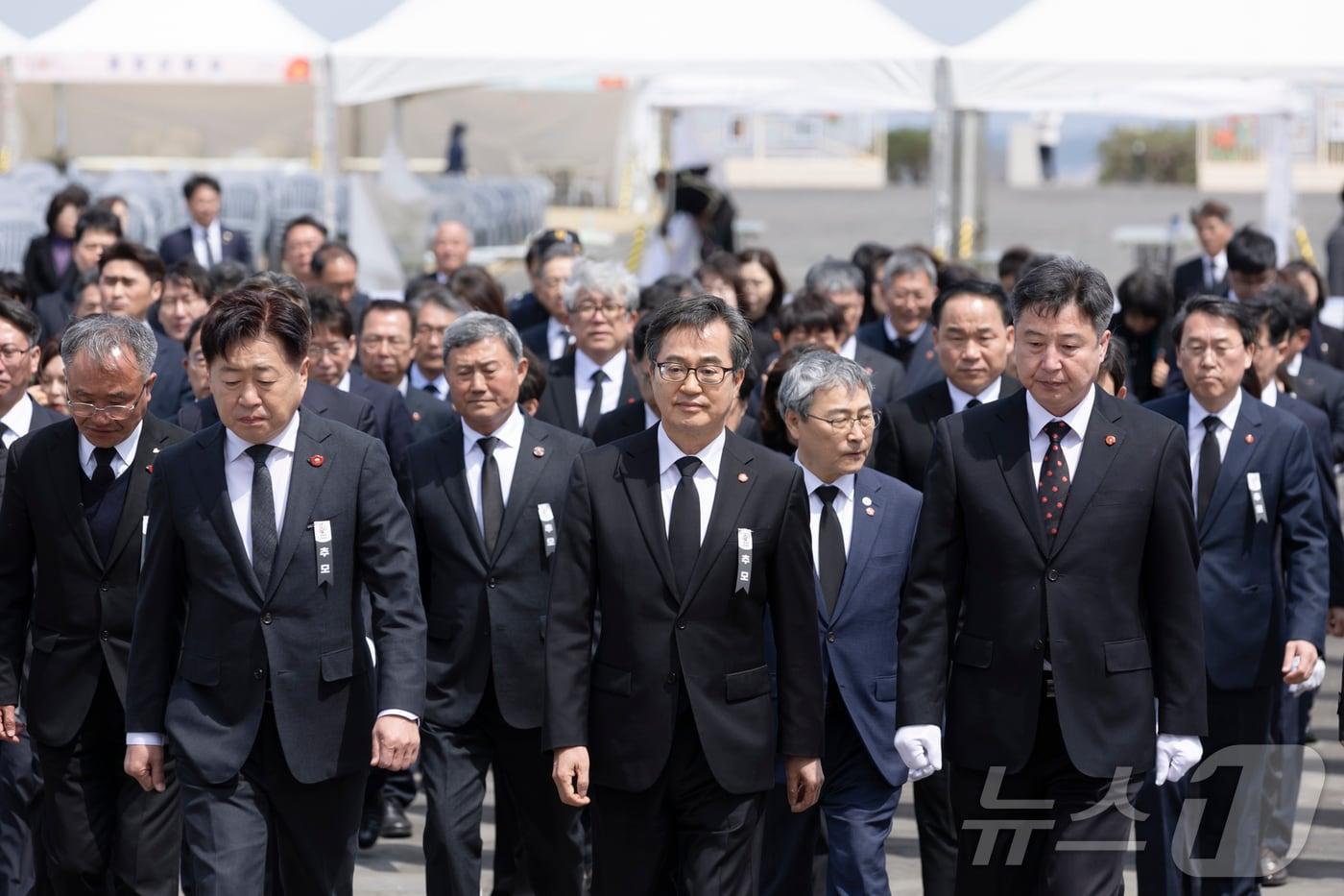 3일 오후 김동연 경기도지사가 오영훈 제주도지사를 비롯한 관계자들과 함께 제주특별자치도 제주시 4․3 평화공원 내 위령제단으로 들어서고 있다.&#40;경기도 제공, 재판매 및 DB 금지&#41;