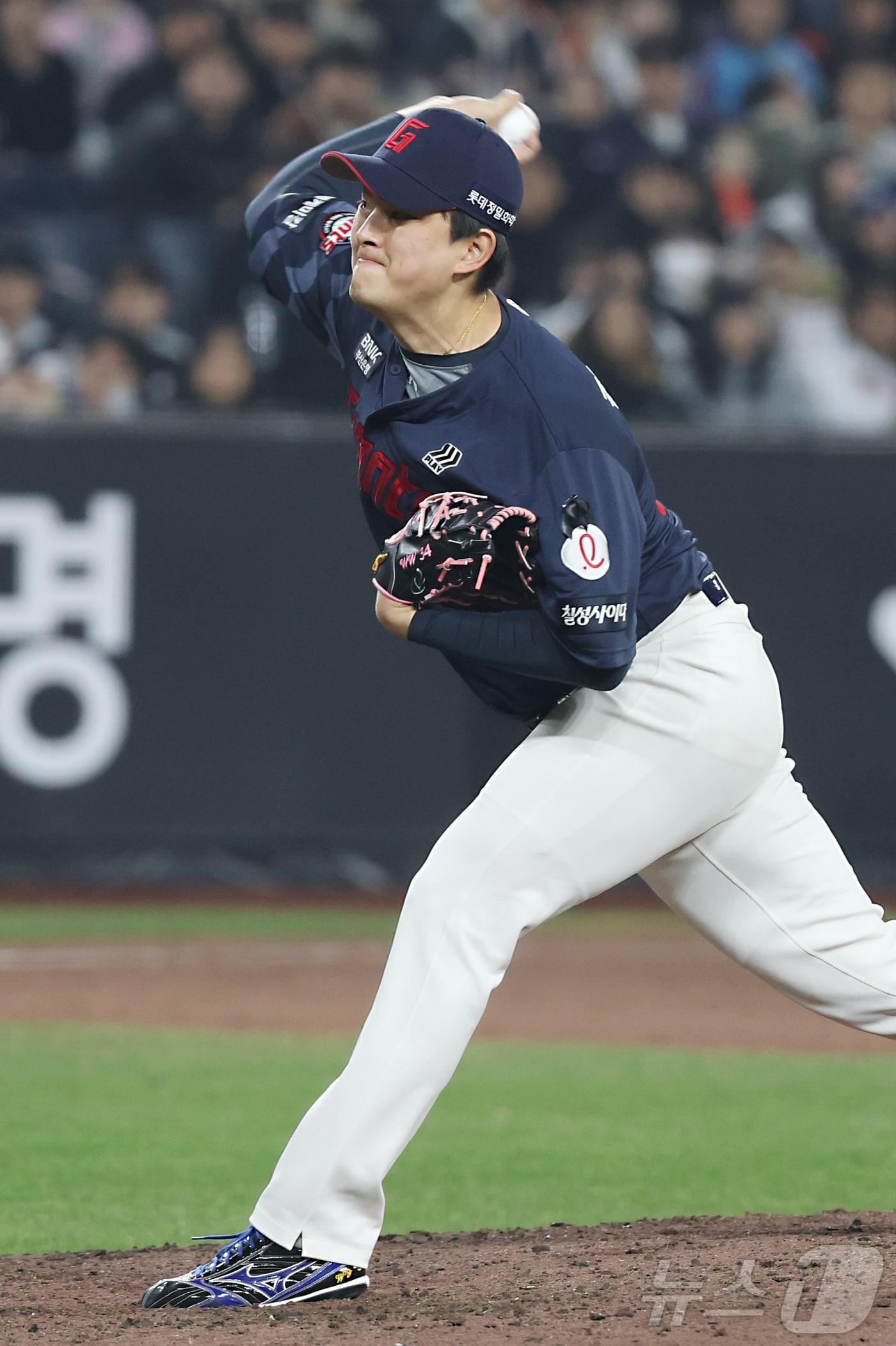 본문 이미지 - 3일 대전 한화생명볼파크에서 열린 '2025 신한 SOL 뱅크 KBO리그' 한화 이글스와 롯데자이언츠 경기에서 롯데 김원중이 마무리 투구를 하고 있다. 2025.4.3/뉴스1 ⓒ News1 김기남 기자