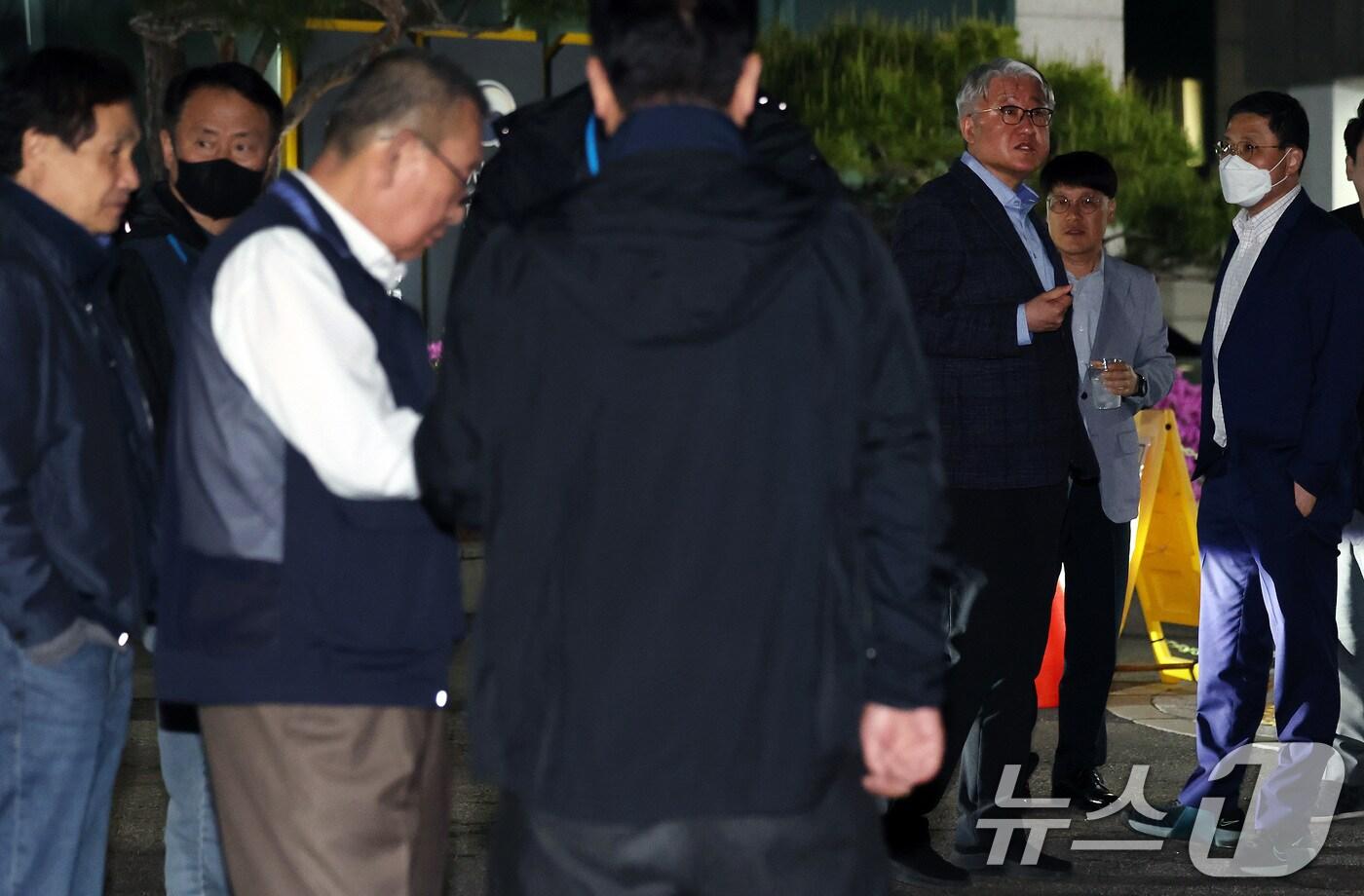 김정환 서울시버스운송사업조합 이사장&#40;오른쪽&#41;과 박점곤 서울시버스노동조합 위원장이 30일 새벽 서울 영등포구 서울지방노동위원회에서 열린 서울 시내버스 노사 조정 회의에서 막판 조정회의까지 이어지는 진통끝에 합의점을 찾지 못하고 협상 결렬을 맞이한 뒤 교섭장을 나서고 있다.  2025.4.30/뉴스1 ⓒ News1 이동해 기자