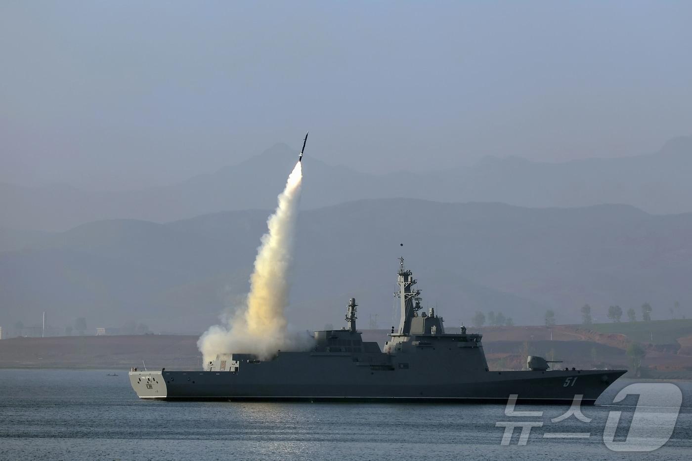 &#40;평양 노동신문=뉴스1&#41; = 북한 노동당 기관지 노동신문은 지난 28일과 29일 신형 구축함 &#39;최현&#39;호에 탑재된 무장 체계들의 성능 및 전투적용성 시험이 진행됐다고 30일 보도했다. [국내에서만 사용가능. 재배포 금지. DB 금지. For Use Only in the Republic of Korea. Redistribution Prohibited] rodongphoto@news1.kr