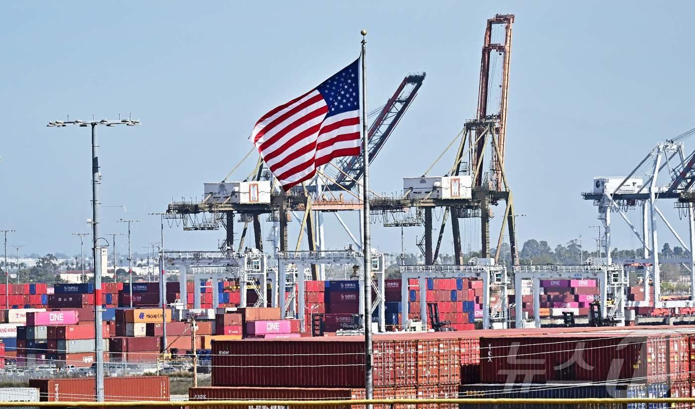 미국 캘리포니아주 롱비치 항구에 쌓여있는 컨테이너. <자료사진> ⓒ AFP=뉴스1 ⓒ News1 류정민 특파원