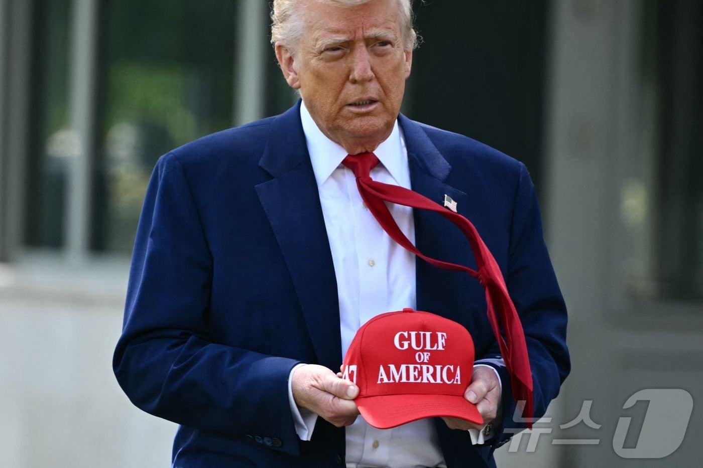 도널드 트럼프 미국 대통령이 29일&#40;현지시간&#41; 미시간주 디트로이트에서 열리는 취임 100일 기념행사에 참석하기 위해 ‘미국 만’이 쓰인 모자를 들고 워싱턴 백악관을 나서고 있다. 2025.04.30 ⓒ AFP=뉴스1 ⓒ News1 우동명 기자
