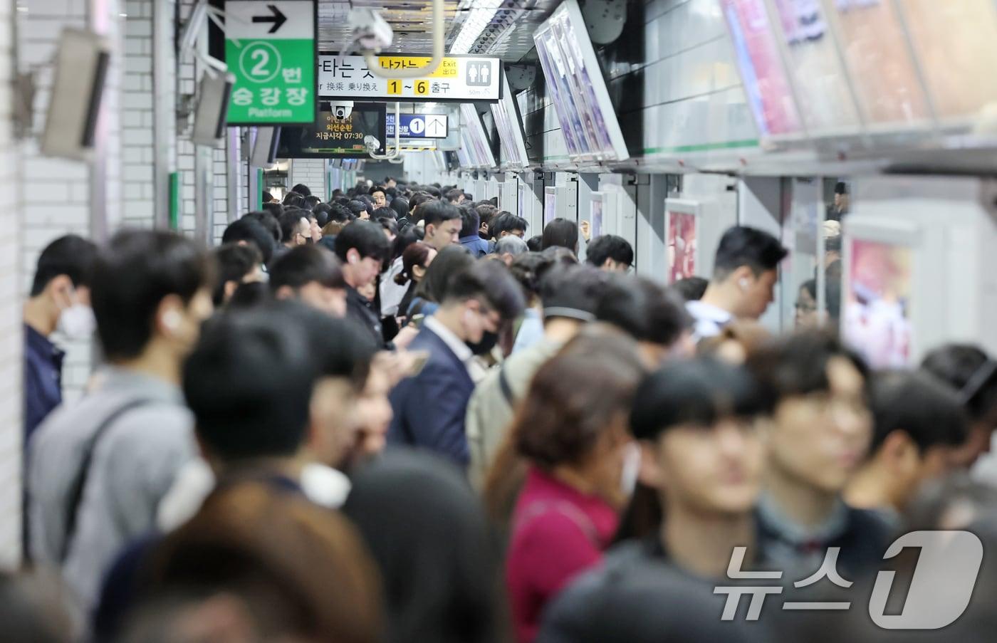 본문 이미지 -  서울 영등포구 신도림역이 출근길에 나선 시민들로 붐비고 있다. 2025.4.30 ⓒ 뉴스1 장수영 기자