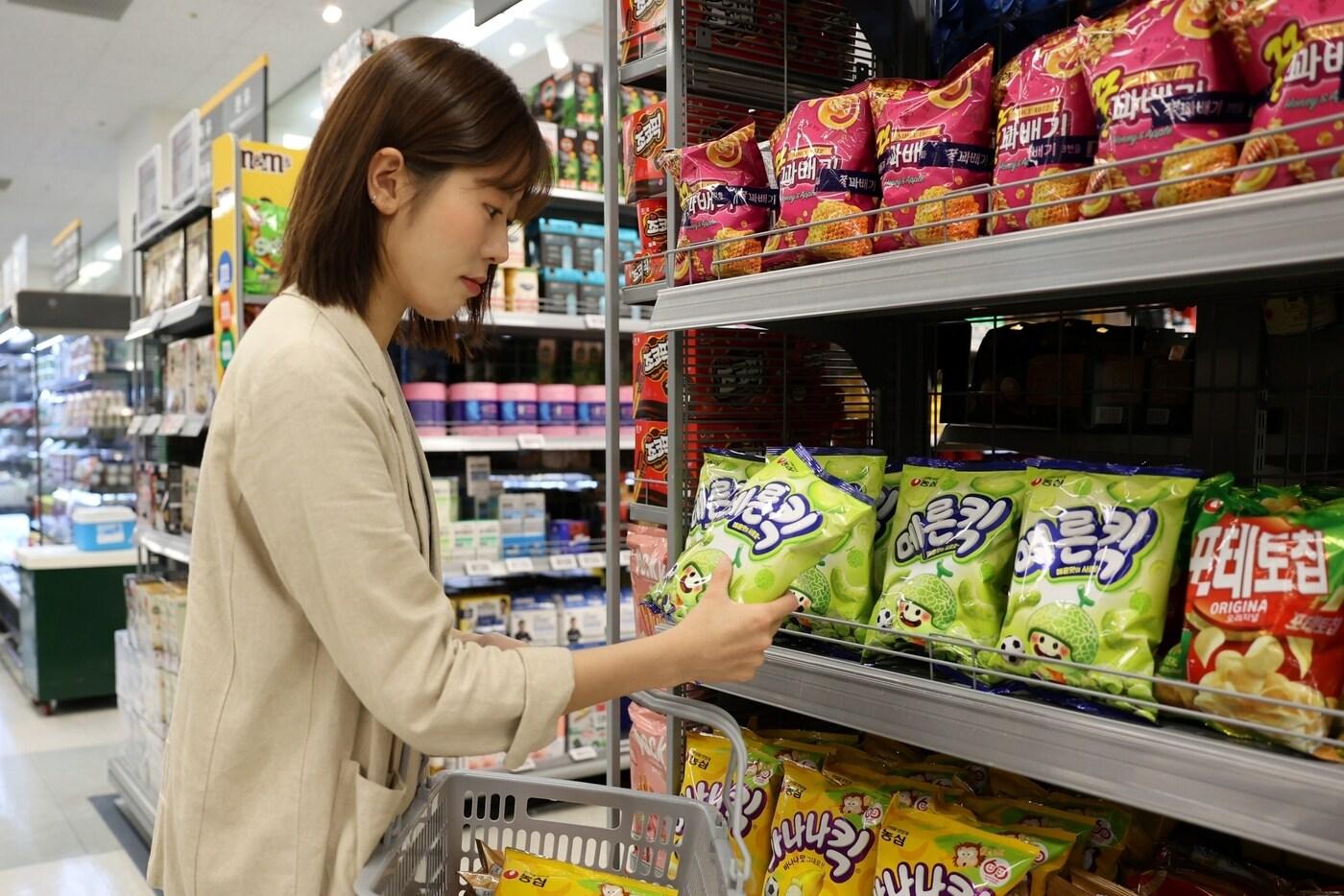소비자가 마트에서 농심 메론킥을 구매하고 있다.&#40;농심 제공&#41;
