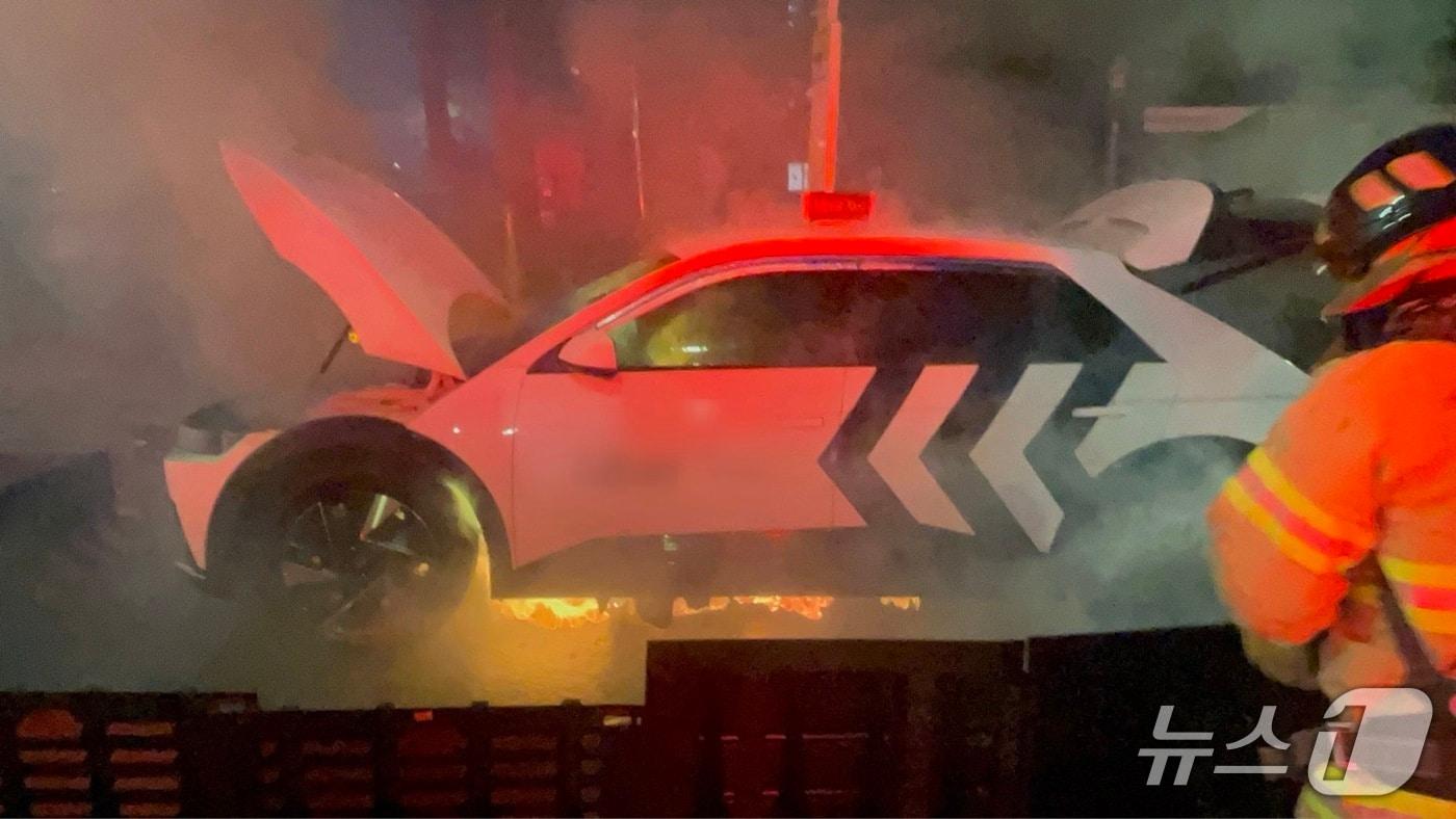 본문 이미지 - 30일 오전 부산 부산진구 전기차 택시차량 화재 현장.(부산소방재난본부 제공. 재판매 및 DB 금지)