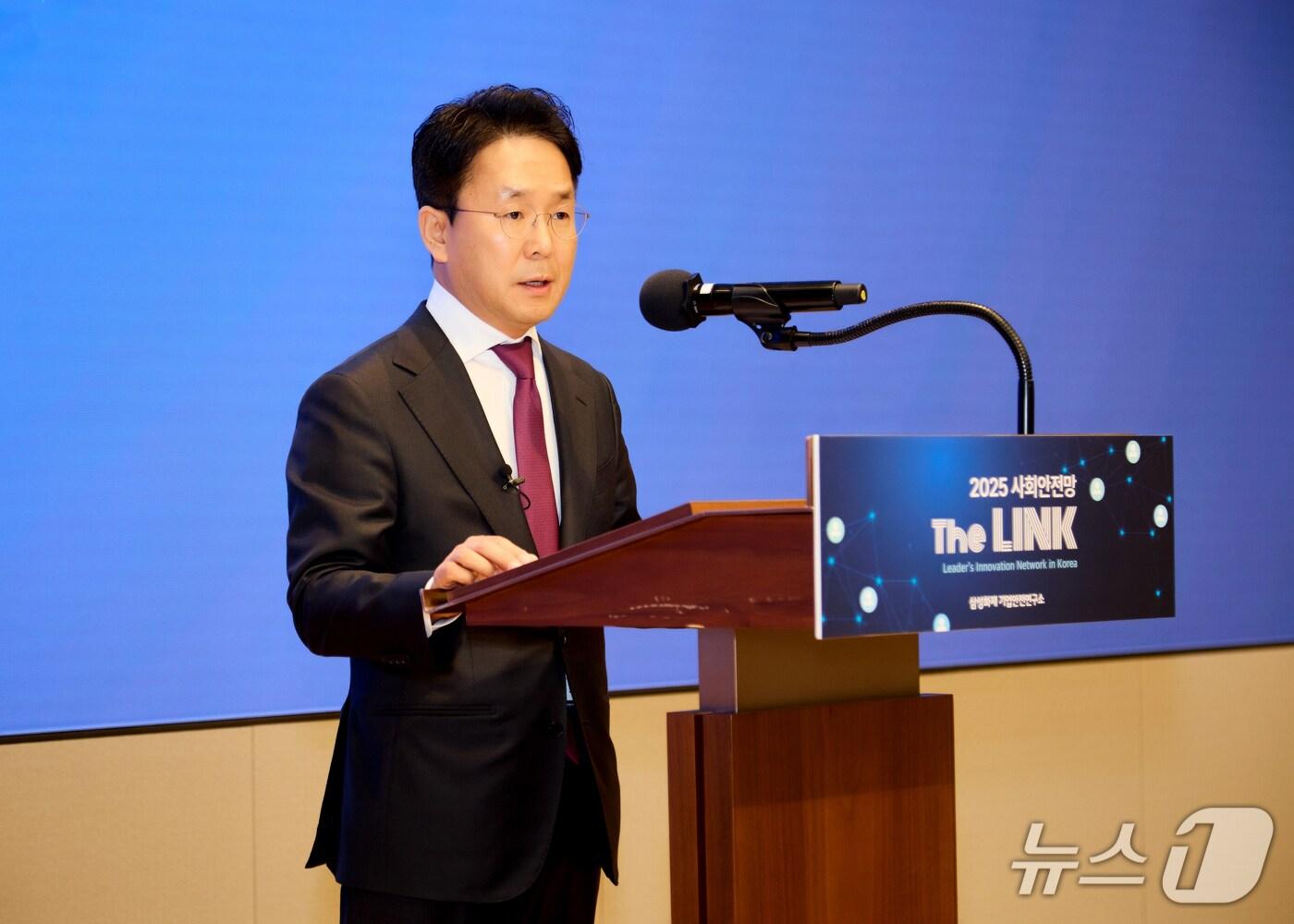 본문 이미지 - 삼성화재 이문화 사장이 환영사를 통해 '사회안전망 강화를 위한 전문가들간 협력의 필요성'을 강조하고 있다./사진제공=삼성화재