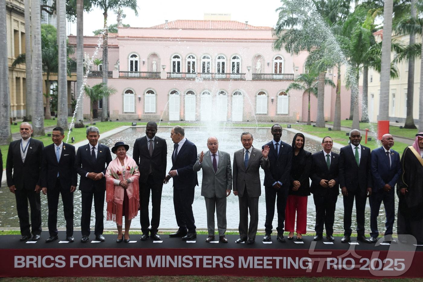 본문 이미지 - 29일(현지시간) 브라질 리우데자네이루에서 열린 브릭스(BRICS) 외교장관 회의 참석자들이 기념촬영을 하고 있다. 2025.04.29 ⓒ 로이터=뉴스1 ⓒ News1 김지완 기자