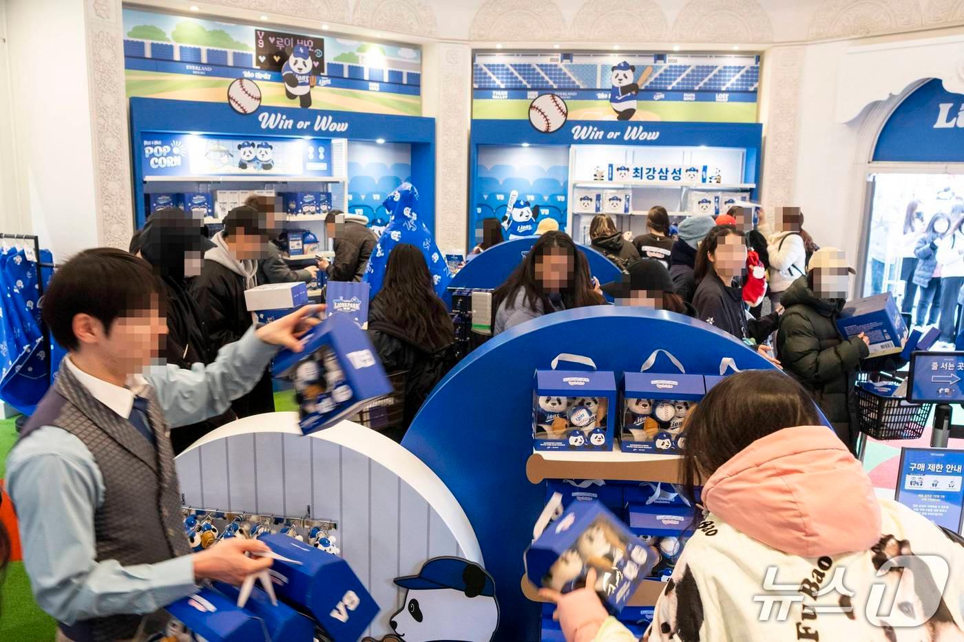 에버랜드와 삼성 라이온즈의 협업 팝업 스토어가 방문객들로 붐비고 있다.(에버랜드 제공)
