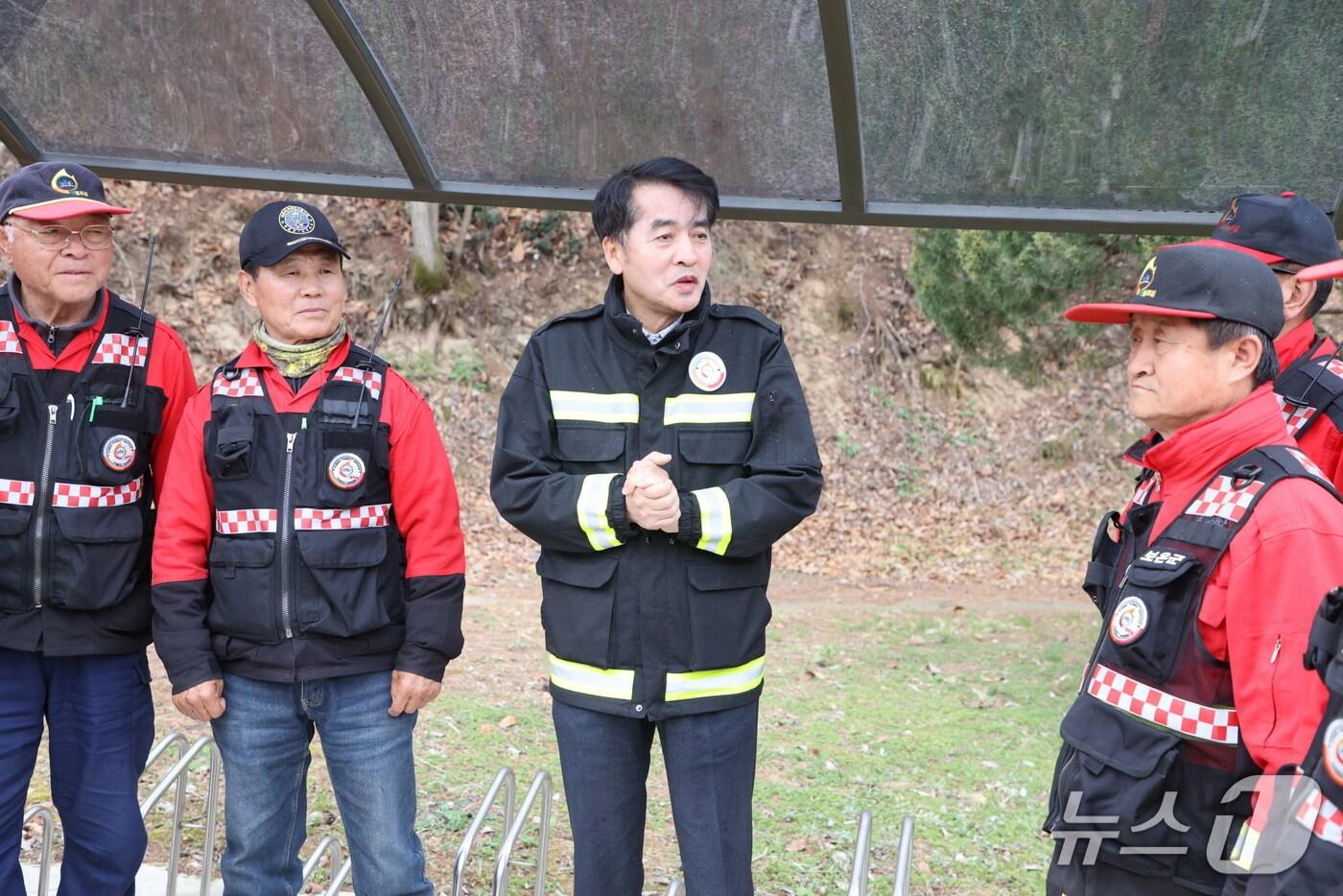 본문 이미지 - 최재형 보은군수가 산불진화대원들과 대화를 나누고 있다. (보은군 제공. 재판매 및 DB금지) /뉴스1 