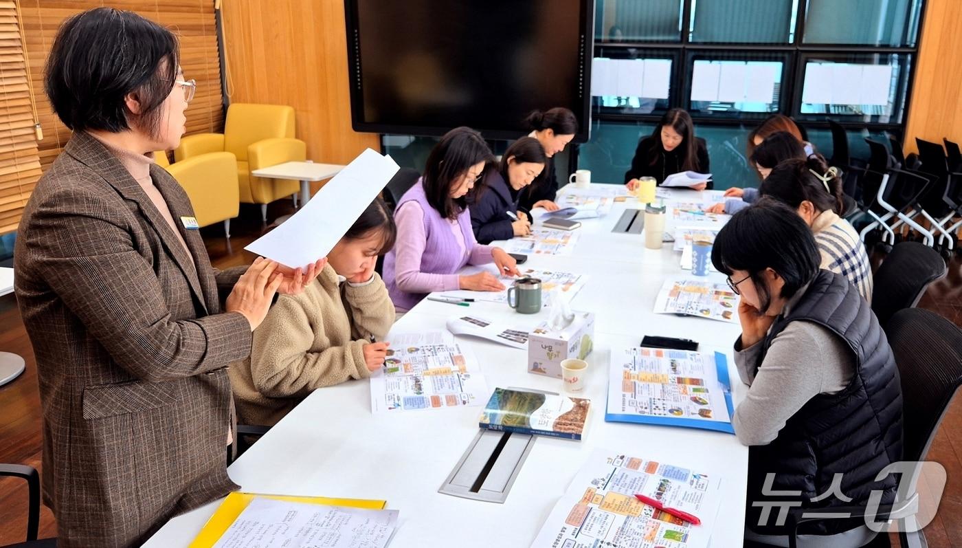 충북 진천군 농촌진흥공무원들이 '떠 먹여주는 농업기술 세미나'라는 이름으로 매주 수요일 점심시간을 활용해 브라운백 세미나를 진행하고 있다.(진천군 제공)/뉴스1.