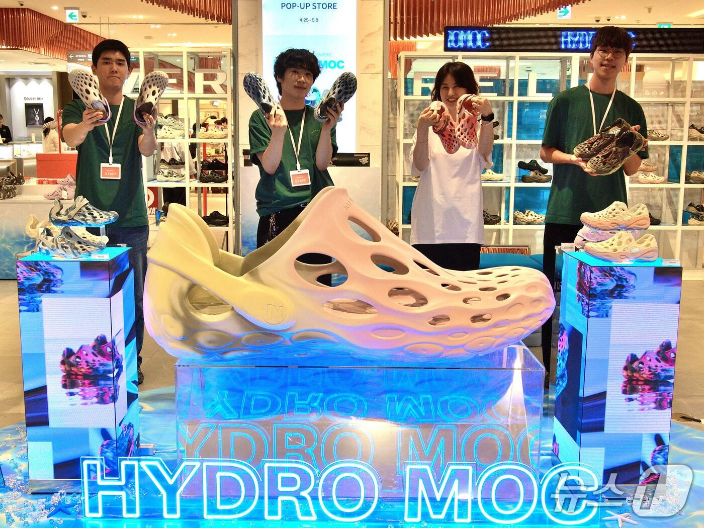 본문 이미지 - 롯데백화점 부산본점 지하1층 더웨이브에서 진행하는 아웃도어 브랜드 '머렐'의 프리미엄 라인 팝업스토어에서 직원들이 상품을 소개하고  있다.(롯데백화점 부산본점. 제공.재판매 및 DB 금지)