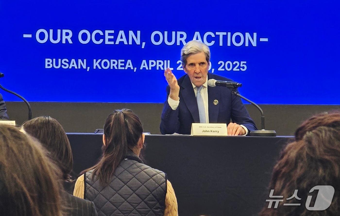 본문 이미지 - 존 케리 전 국무부 장관이 29일 아워 오션 콘퍼런스(OOC)에서 기자 질문에 답하고 있다. ⓒ 뉴스1 황덕현 기자
