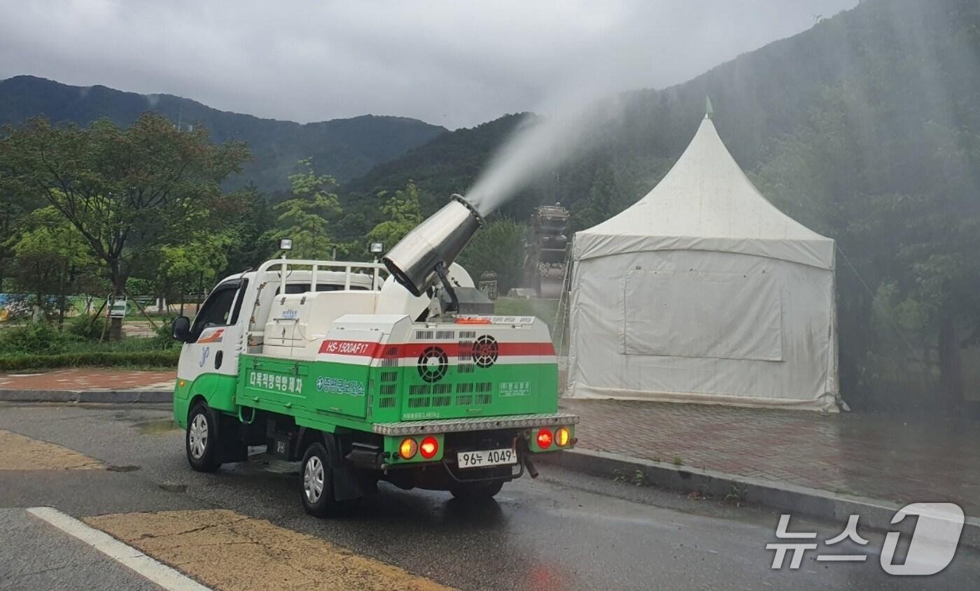 충북 증평군보건소가 하절기 집중 방역소독을 본격 가동했다.(증평군 제공)/뉴스1