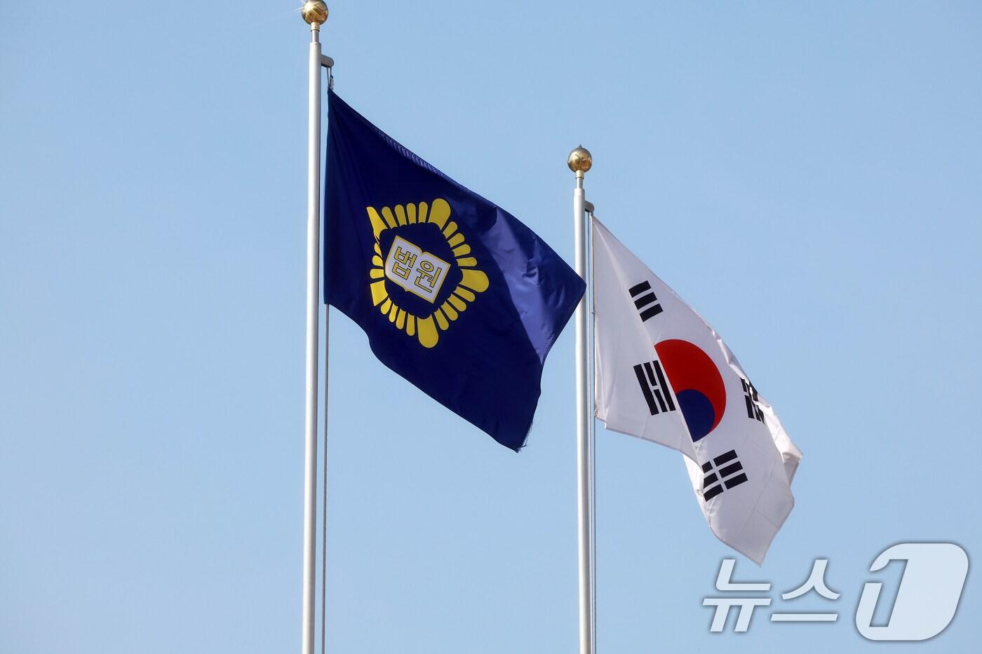 이재명 더불어민주당 대선 후보의 공직선거법 위반 상고심 선고가 5월 1일 오후 3시 대법원 전원합의체에서 내려진다. 이 후보는 지난 20대 대선 과정 당시 대장동·백현동 의혹 관련 발언으로 허위사실 공표 혐의로 기소됐고, 1심은 유죄, 2심은 1심을 뒤집고 무죄를 선고했다. 사진은 30일 오전 서울 서초구 대법원. 2025.4.30/뉴스1 ⓒ News1 김진환 기자