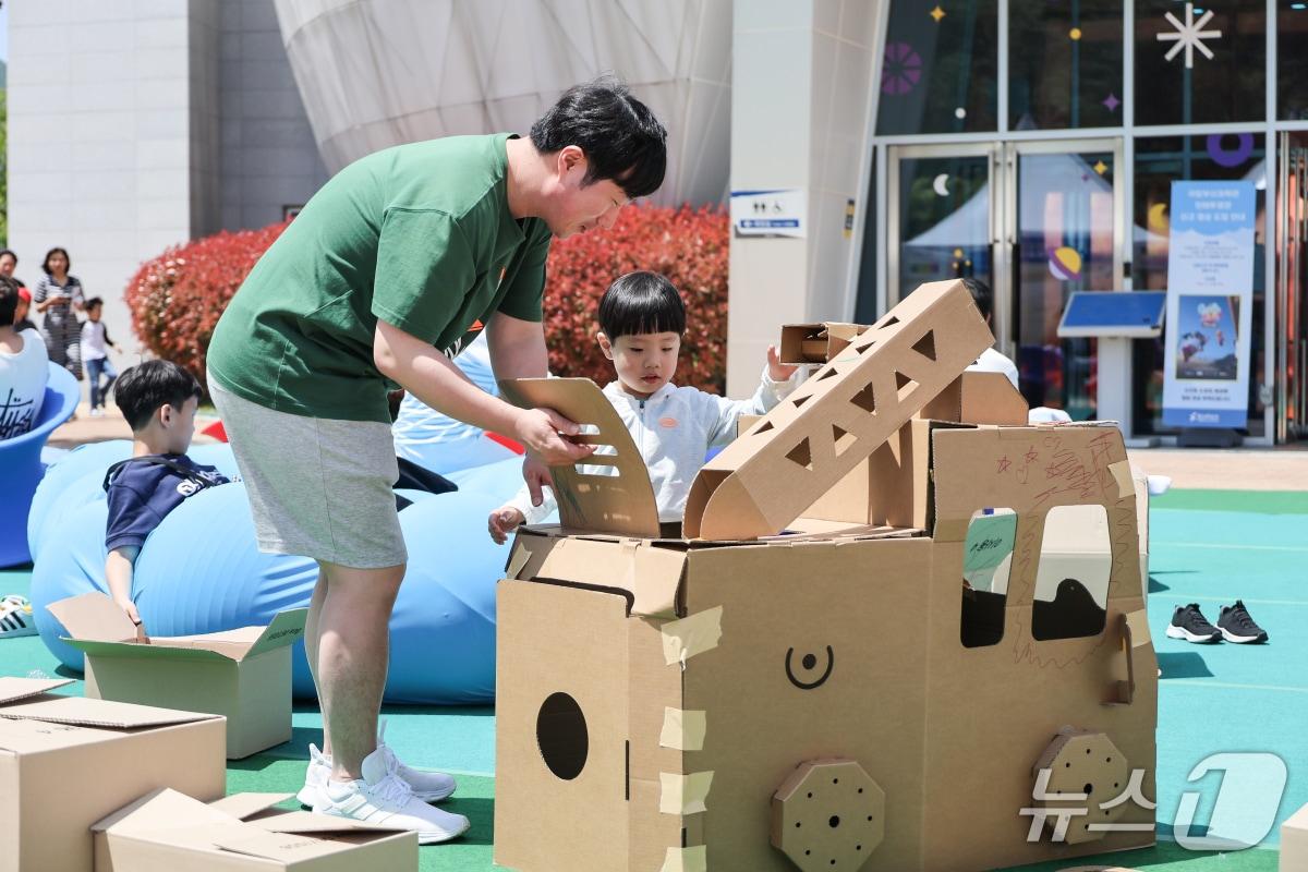 본문 이미지 - 2024 어린이날 과학체험행사에서 방문객이 종이상자로 집 만들기를 하고 있다.(박물관 제공. 재판매 및 DB 금지)