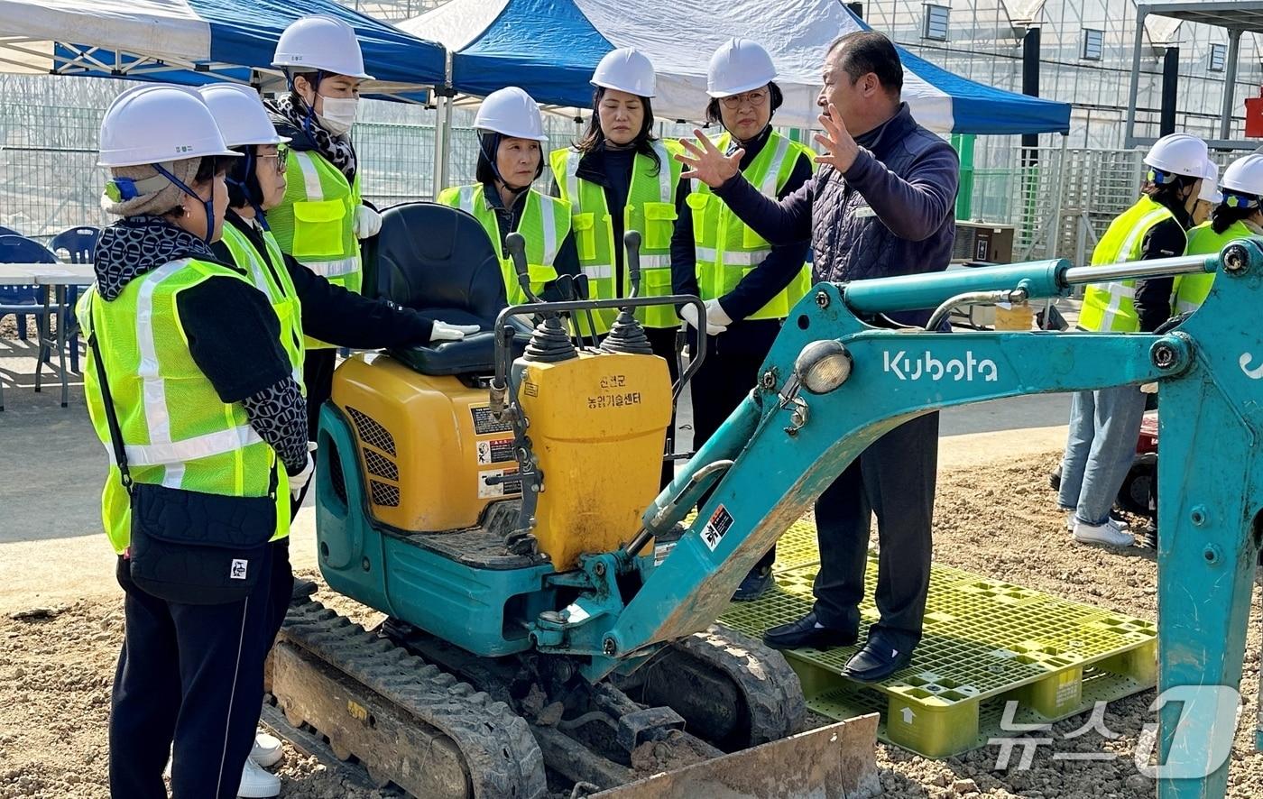 충북 진천군 농업기술센터는 농업인을 대상으로 &#39;2025년 농업기계 안전교육&#39;을 성공적으로 마무리했다.&#40;진천군 제공&#41;/뉴스1