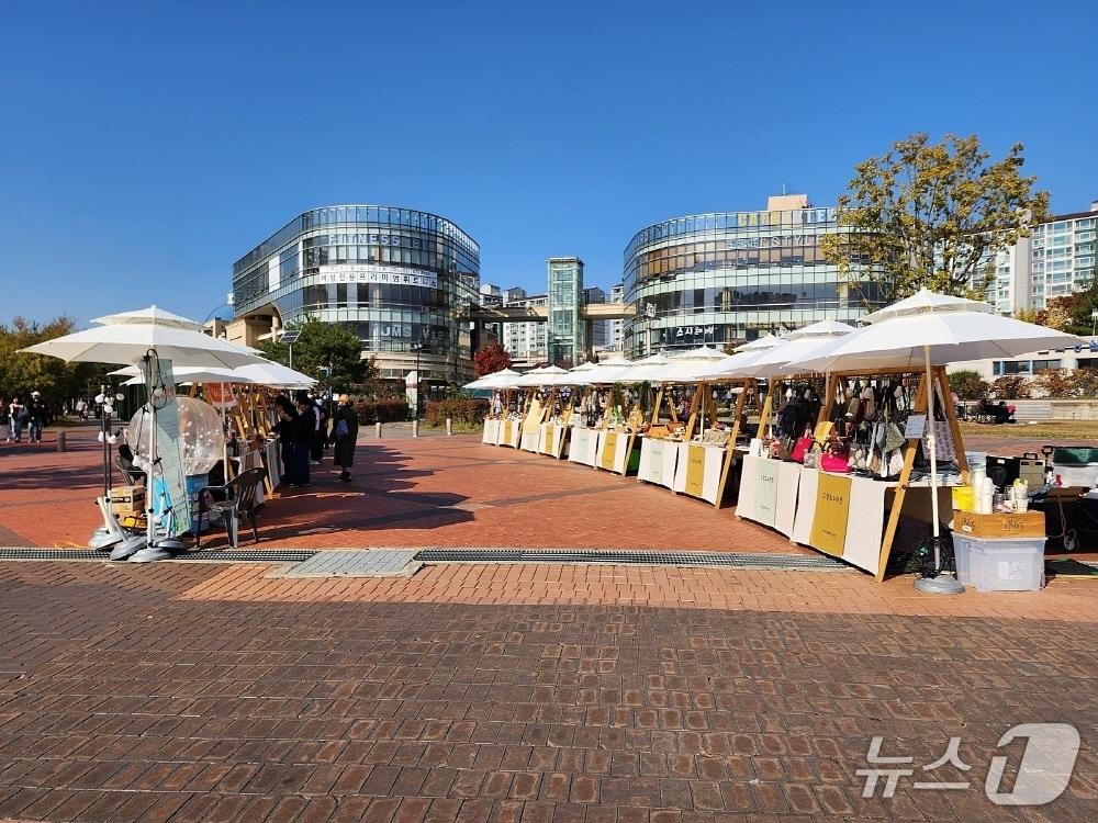 본문 이미지 - 일산호수공원 노래하는 분수대 광장에 마련된 고양호수마켓 매장들. (고양시 제공, 재판매 및 DB금지)