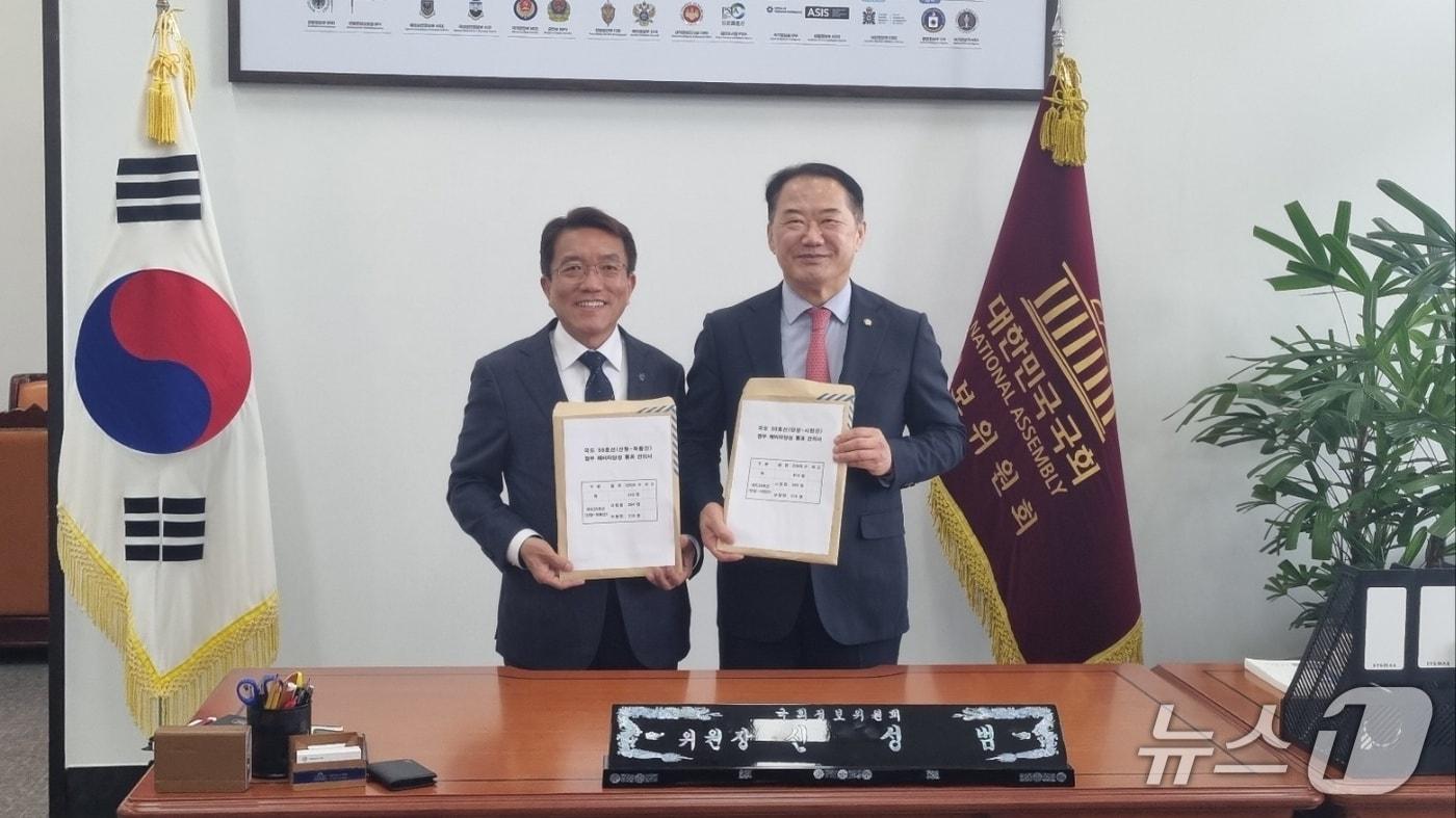 정영철 산청군 부군수&#40;왼쪽&#41;가  신성범 국회의원에서 국도 59호선과 국도 20호선 선형 개량 주민 염원 건의서를 전달했다&#40;산청군 제공. 재판매 및 DB금지&#41;