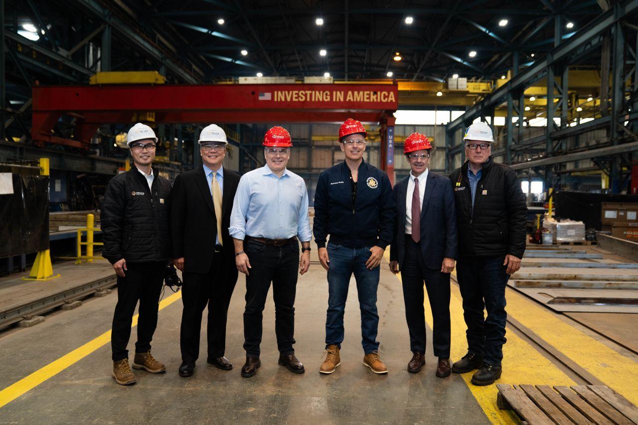 본문 이미지 - 한화 필리조선소에 방문한 숀 더피 미국 교통부 장관 및 데이브 맥코믹 의원 일행(한화 필리조선소 캡처)